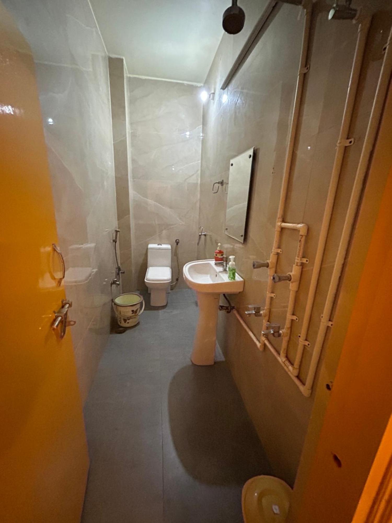The Yellow House - Couple'S Getaway In Gomti Nagar- 1 Bhk Lakhnaú Exteriér fotografie