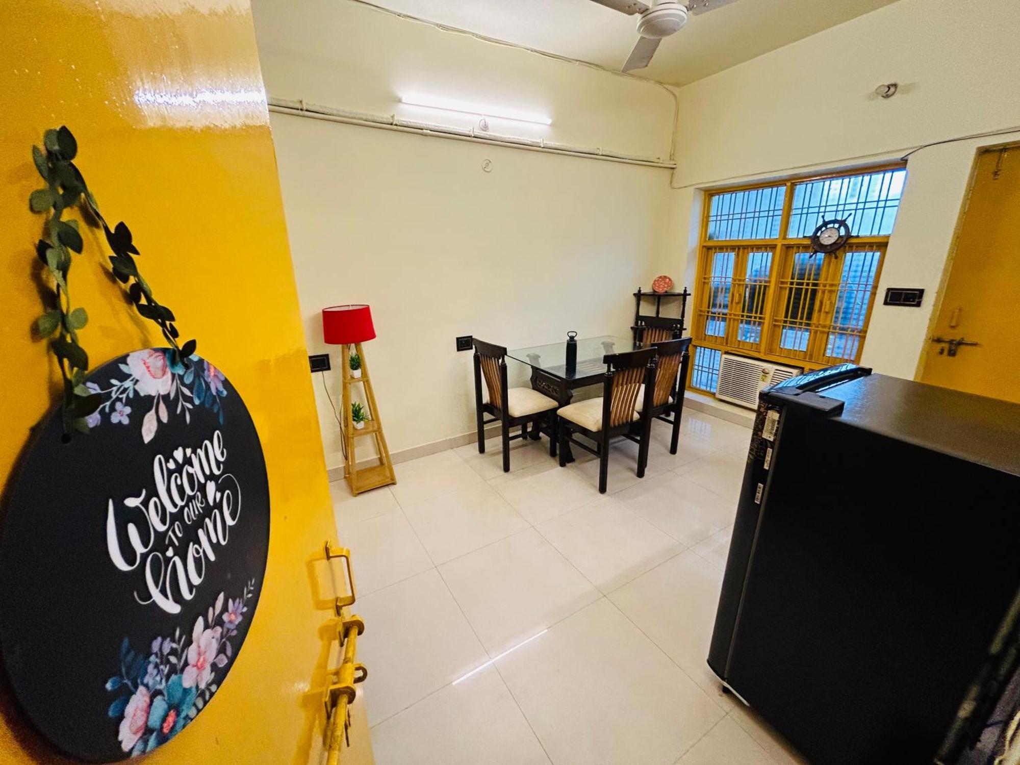 The Yellow House - Couple'S Getaway In Gomti Nagar- 1 Bhk Lakhnaú Exteriér fotografie