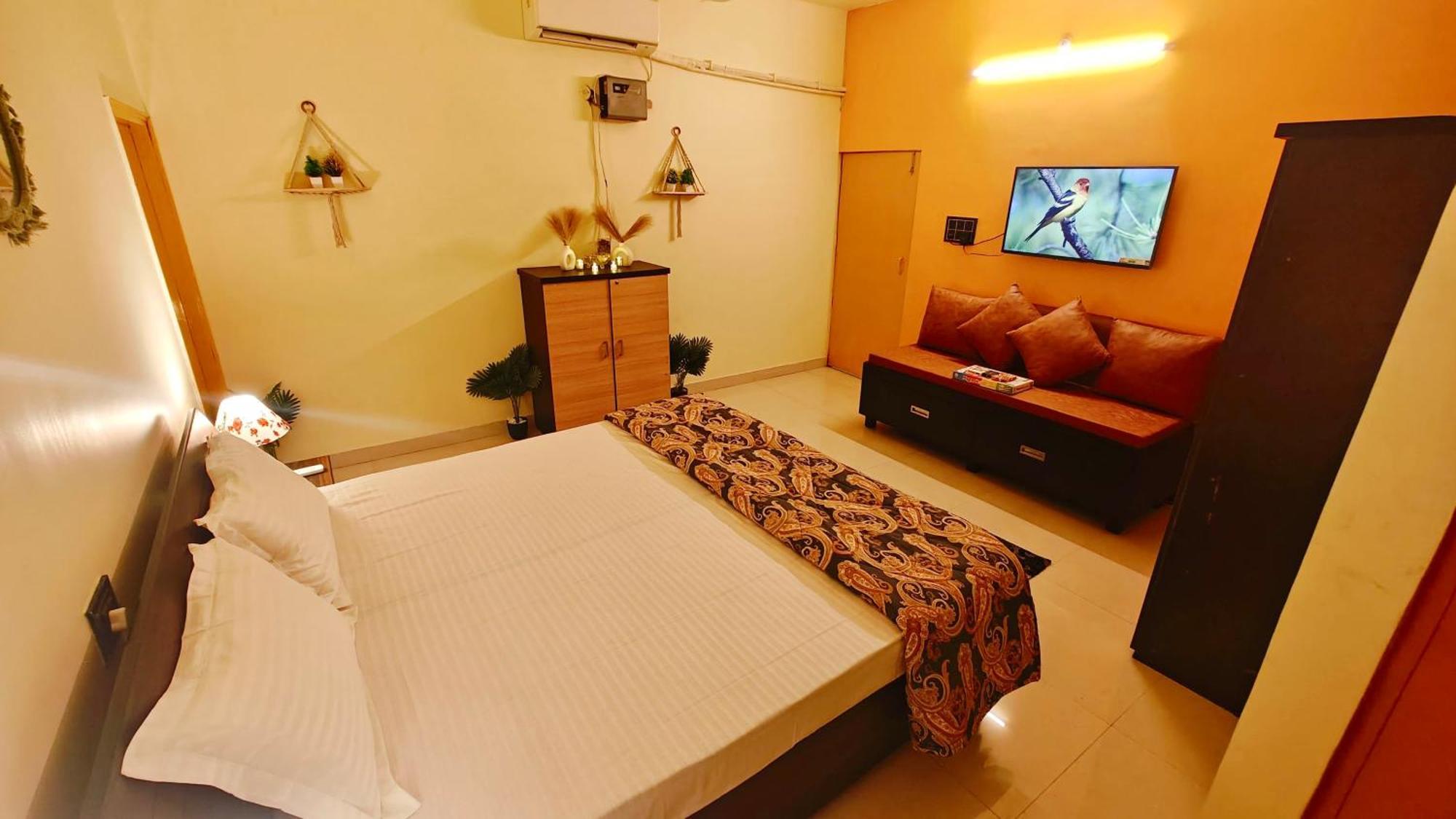 The Yellow House - Couple'S Getaway In Gomti Nagar- 1 Bhk Lakhnaú Exteriér fotografie