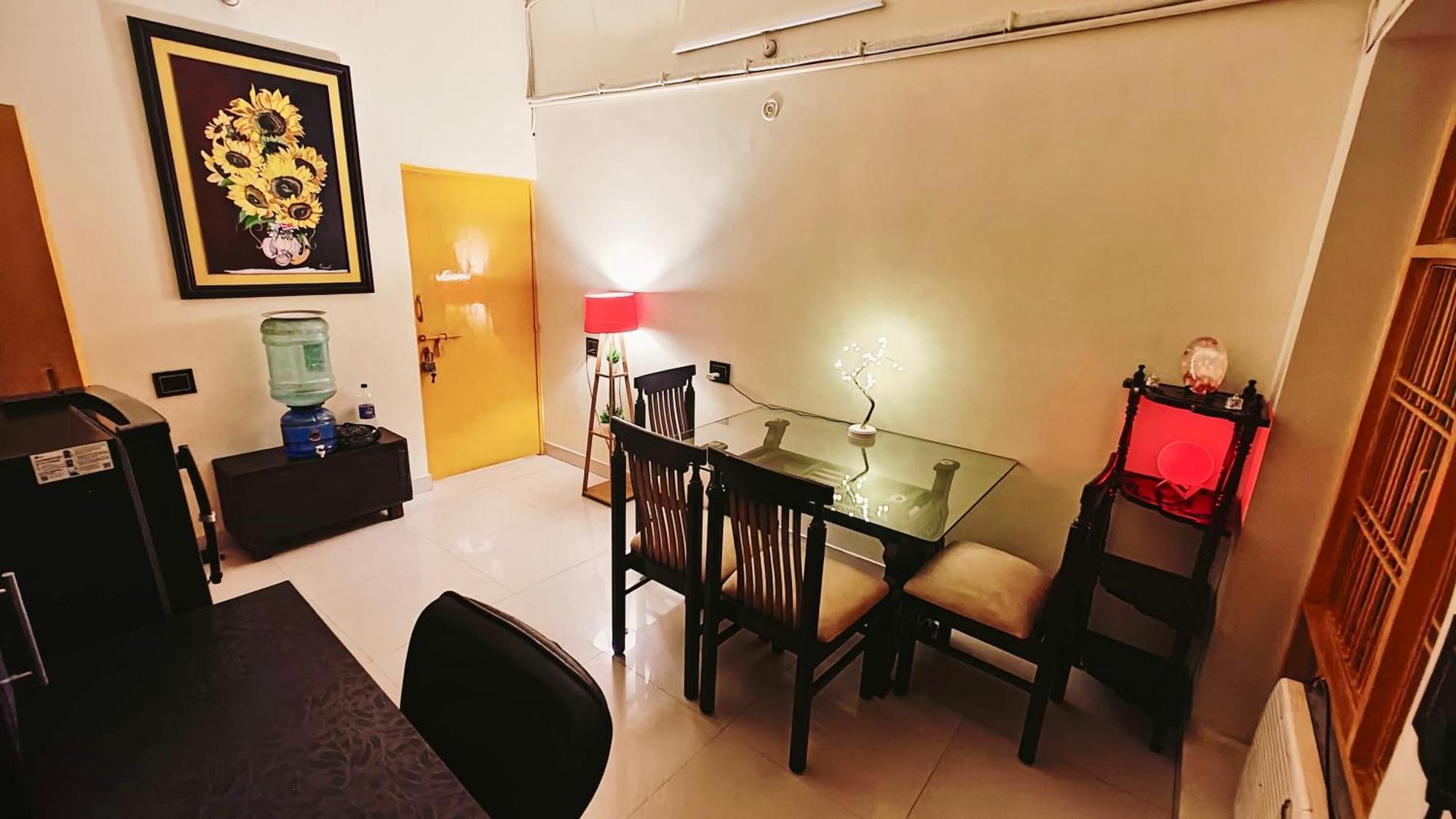 The Yellow House - Couple'S Getaway In Gomti Nagar- 1 Bhk Lakhnaú Exteriér fotografie